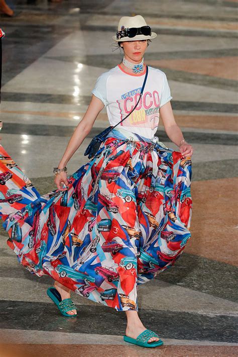 chanel spirng summer 2016 cuba revolzuiotn|Chanel’s Resort 2016/17 Collection in Cuba was  .